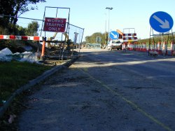 The yellow chalk-line showing the additional width of the carriageway